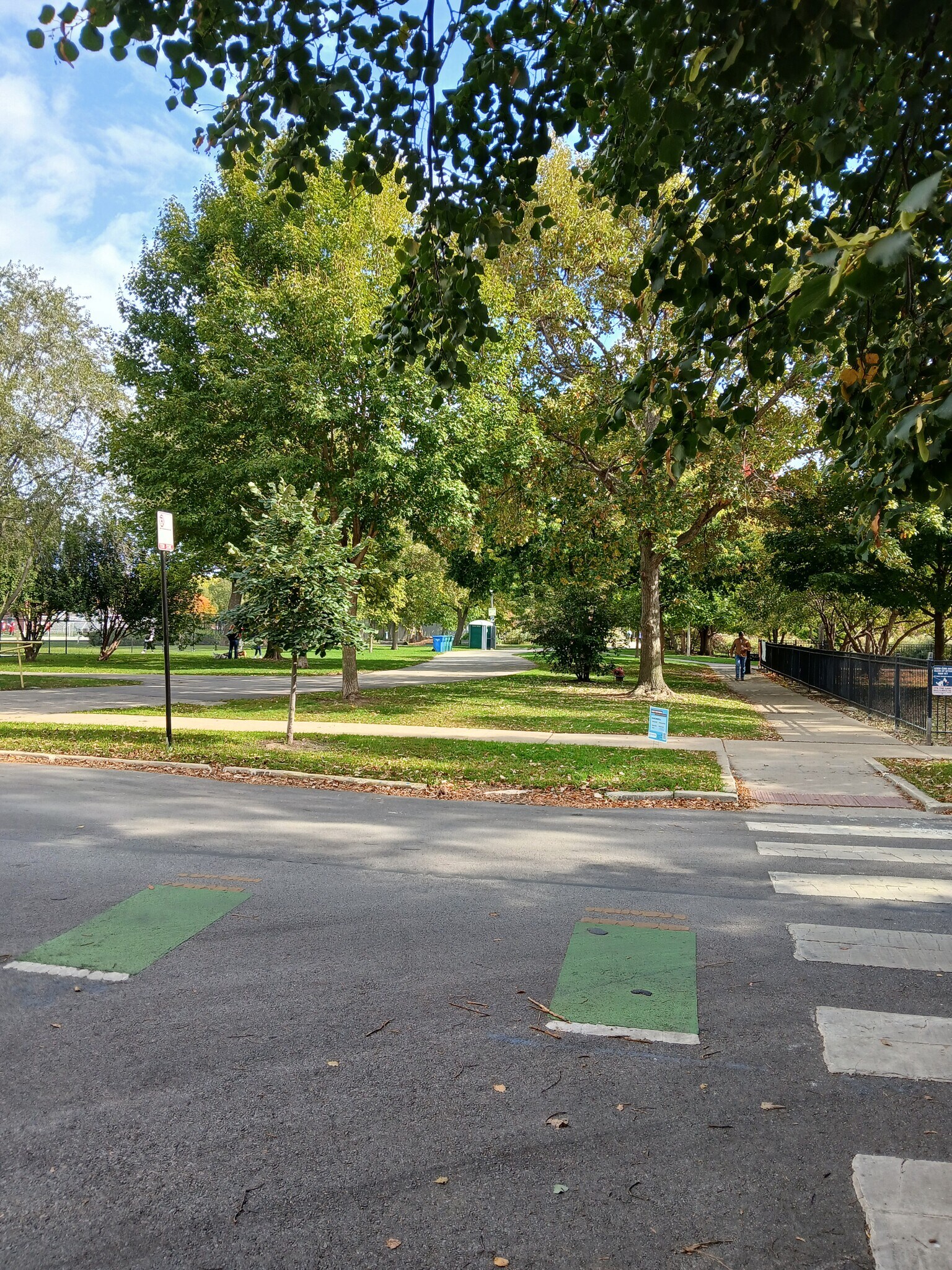 1 minute walk to Winnemac Park - 2221 W Winnemac Ave