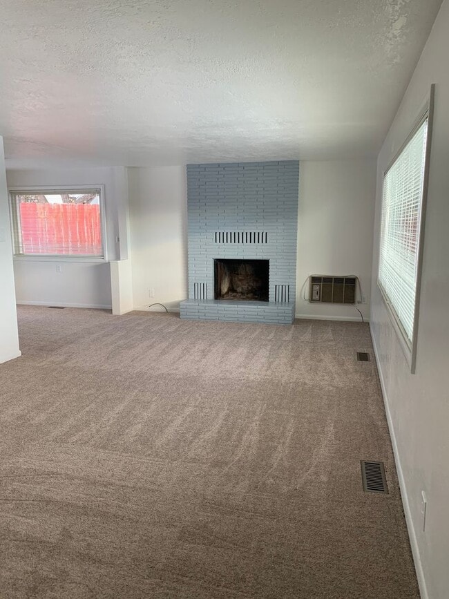 Building Photo - 3 Bedroom, 1.5 Bath House in Pacific Terrace neighborhood