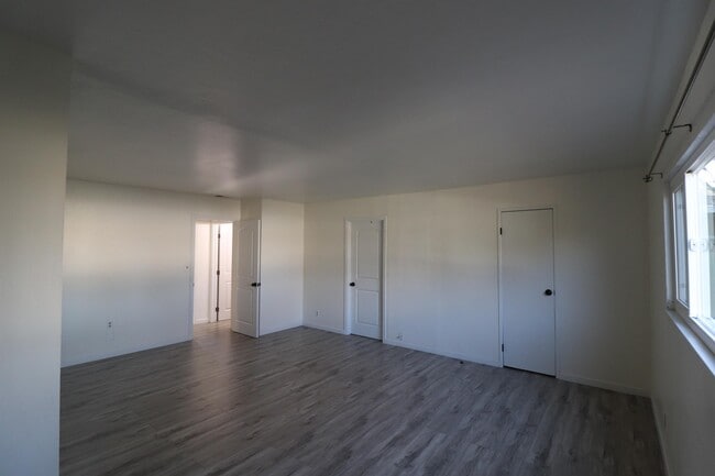 Building Photo - 1086 Springfield Dr