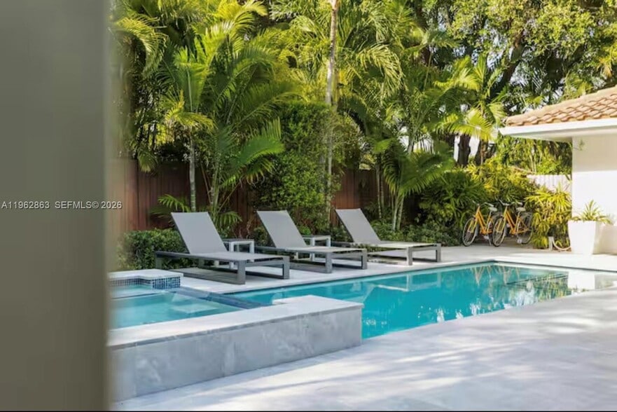 Building Photo - 1019 NE 115th St