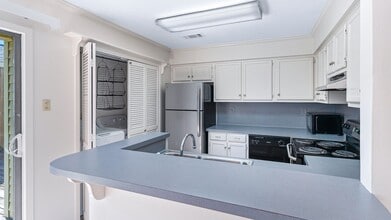 Building Photo - Charming 2-Bedroom Townhome in Desirable P...