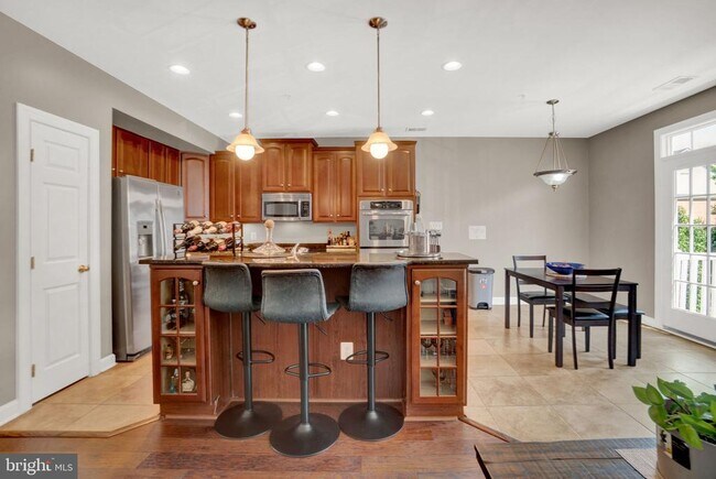 Building Photo - 2460 Eastbourne Dr