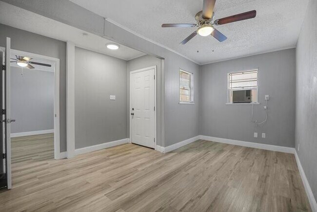 Building Photo - 62 Pershing Dr