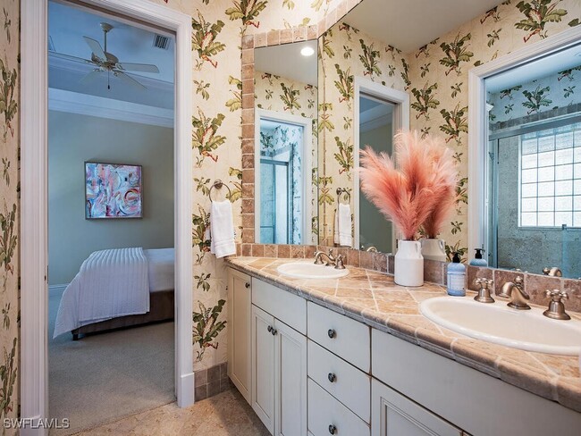 Building Photo - 194 4th Ave N