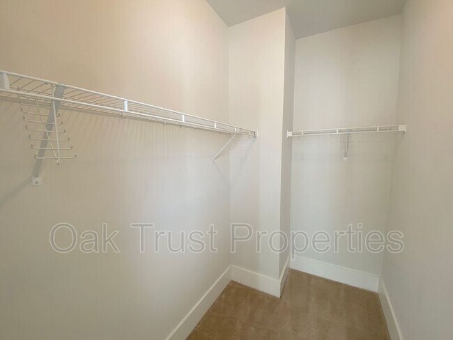 Building Photo - 225 Scholar Way