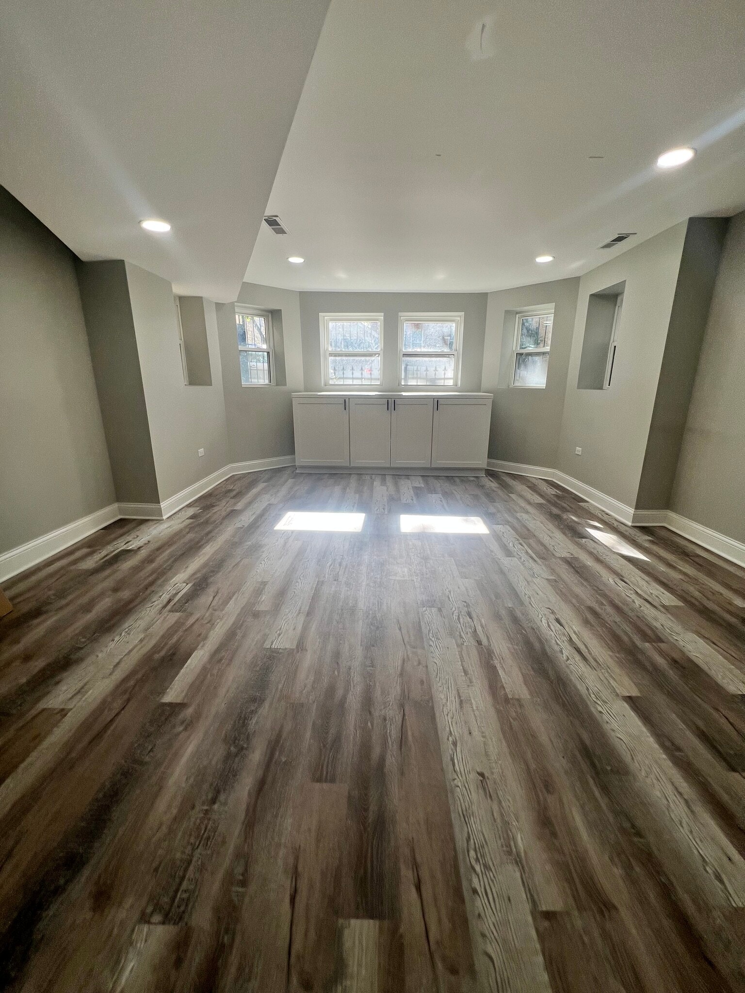 Building Photo - 3748 W Windsor Ave