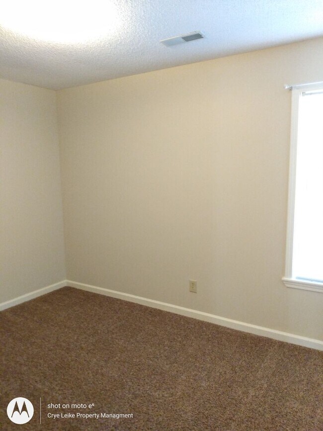 Building Photo - Clean and Cute 2 Bedroom Townhome