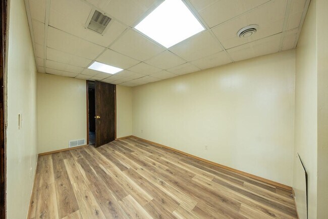 Building Photo - Recently-renovated home perfect for family