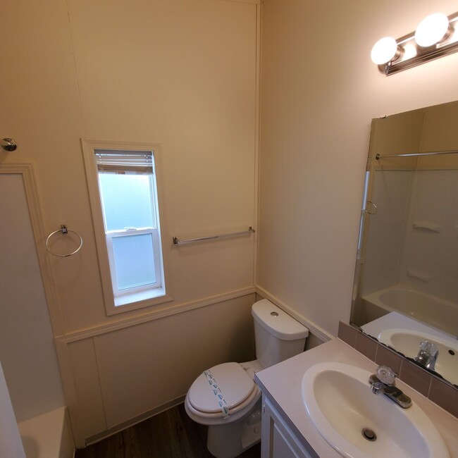 Building Photo - Pet Friendly 4 bedroom 2 bath home w/ 2 car garage