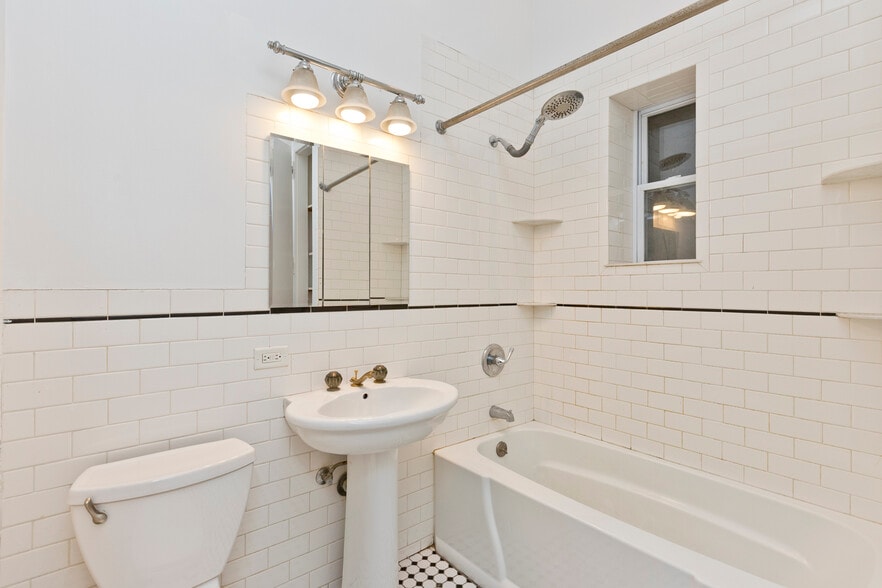 Building Photo - 1732 W 17th St