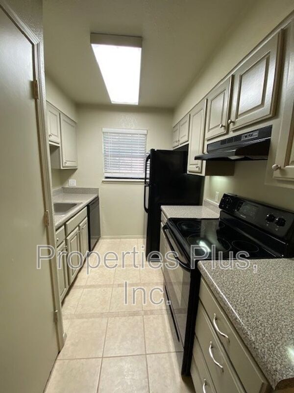 Building Photo - 6524 S Memorial Dr