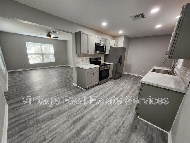 Building Photo - 306 S Mercury Ave