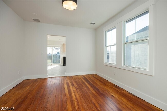 Building Photo - 59 Chestnut St