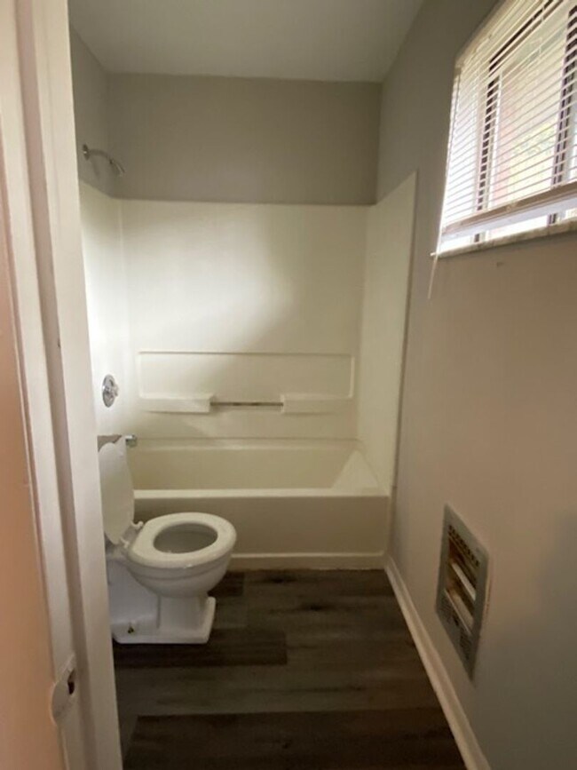 Building Photo - Charming 1 Bed Apartment with Laundry Hook...
