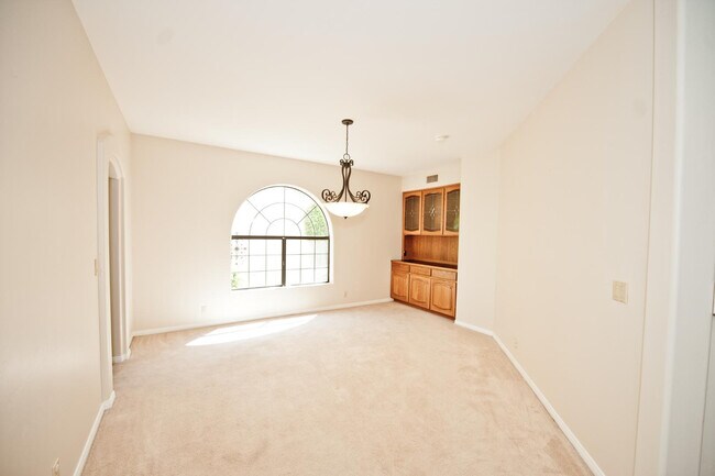 Building Photo - 2322 S Rogers Cir