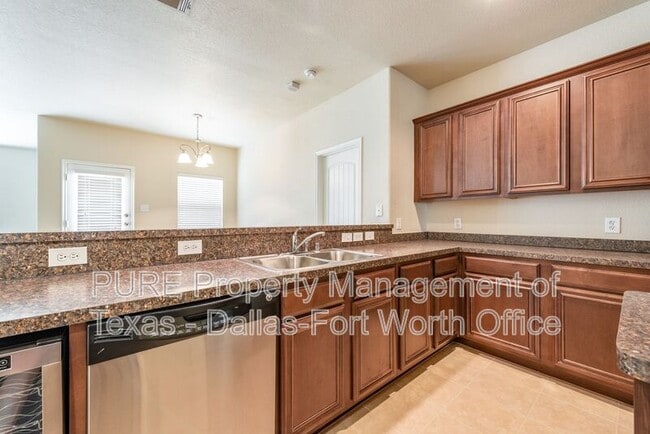 Building Photo - 1012 Lake Hollow Dr