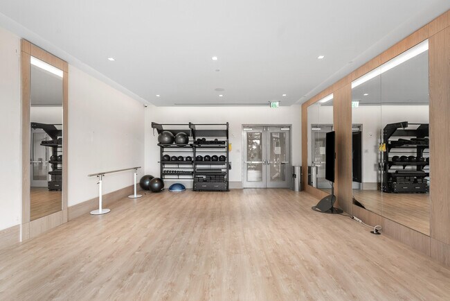 Building Photo - 220 Lake Shore Dr