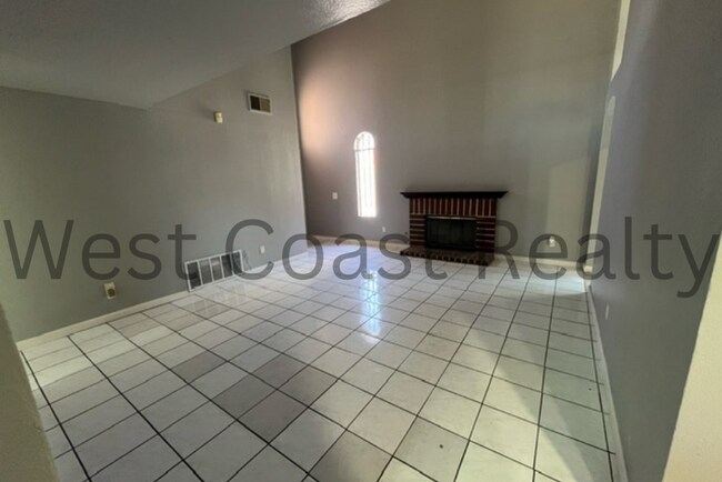 Building Photo - ***COMING SOON*** Spacious 4 bedroom 2.5 B...