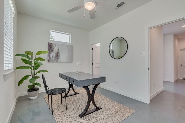 Building Photo - * MOVE IN SUMMER 7/15/2027 * 5-Bed 5.5 Bat...
