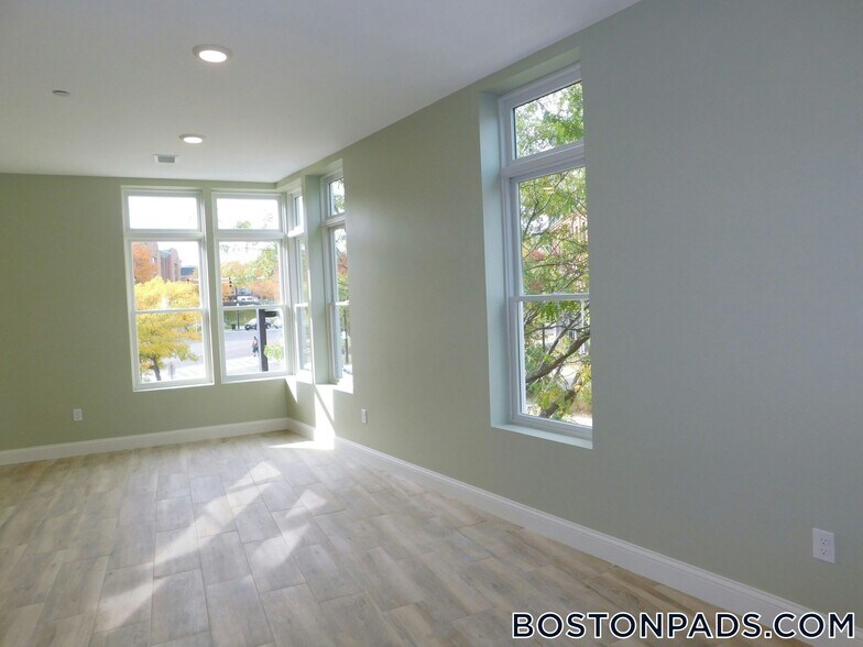 Building Photo - 10 Roxbury St