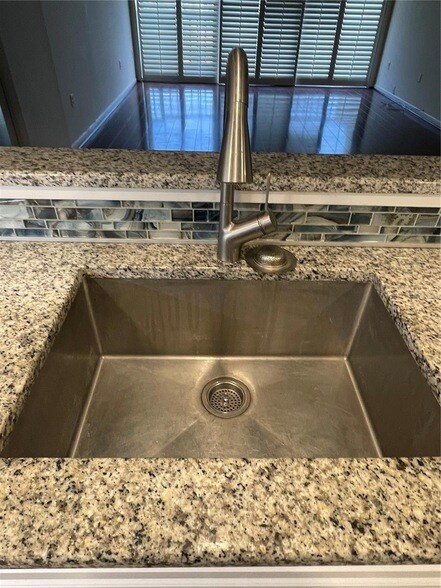 Building Photo - 400 Island Way