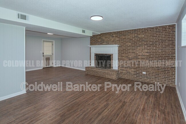 Building Photo - 313 Maple Way