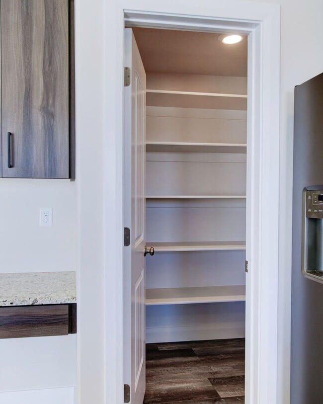 Building Photo - Like New 3 bedroom, 2.5 bathroom townhome ...