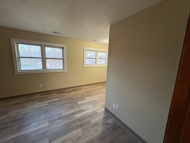 Building Photo - 1 Bed 1 Bath Remodeled! Near K-State! Available May 1!