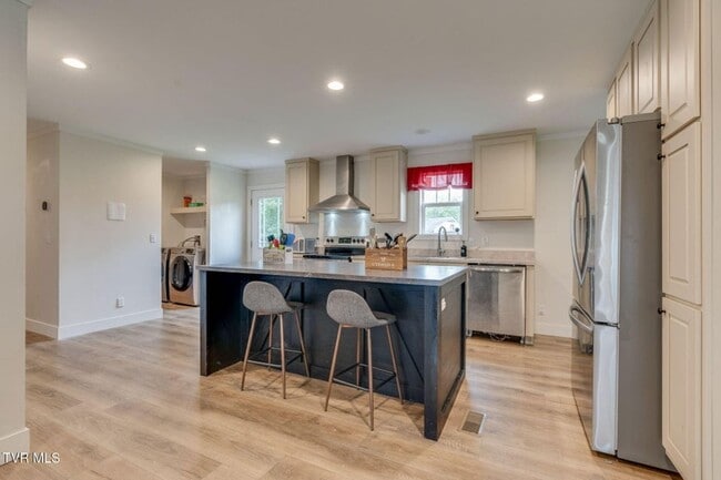 Building Photo - Very nice home located less than 5 minutes...