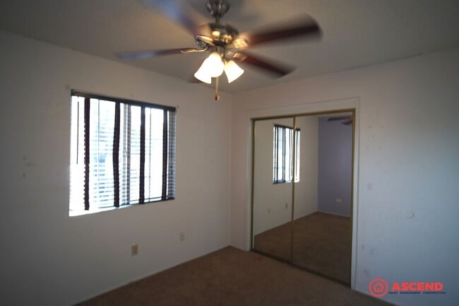 Building Photo - Charming home is Oildale!