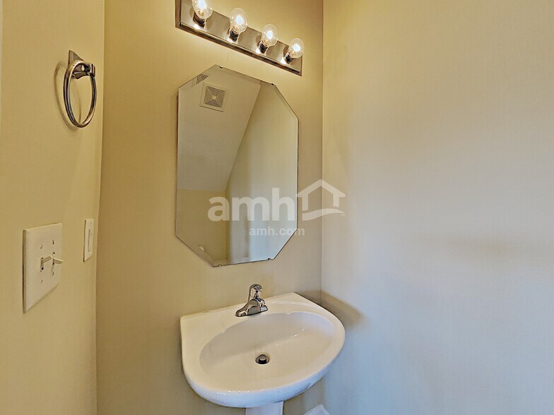 Building Photo - 256 Neal Ave