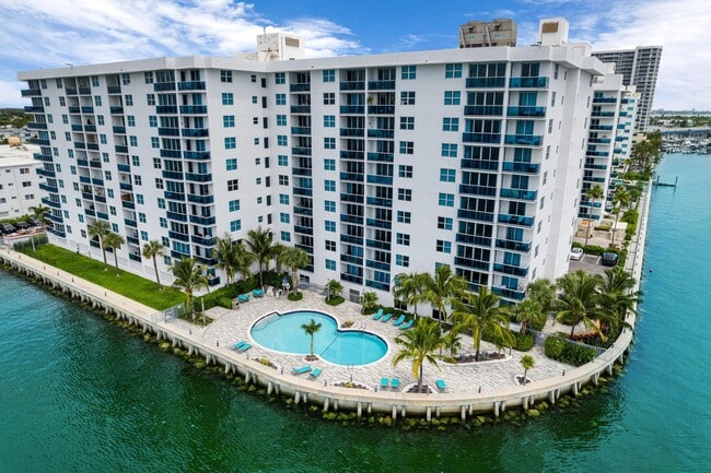 Building Photo - 7501 E Treasure Dr