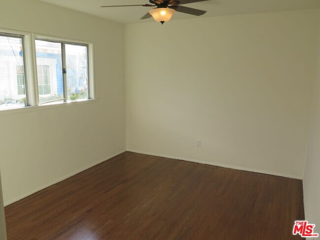 Building Photo - 833 N Kingsley Dr