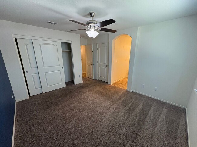 Building Photo - NW Visalia Home Available Now!