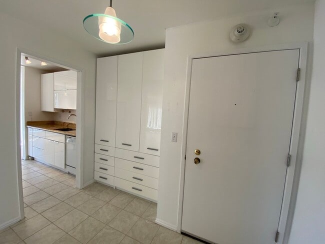 Building Photo - One Bedroom Condo Available in Watergate Community/Emeryville!
