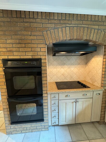 Building Photo - 537 Winterburn Grv