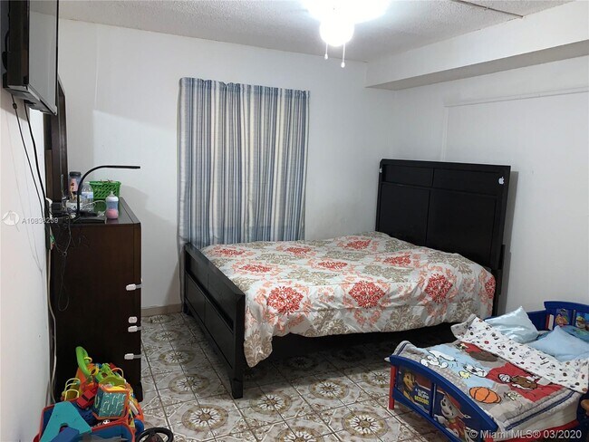 Building Photo - 1750 W 46th St