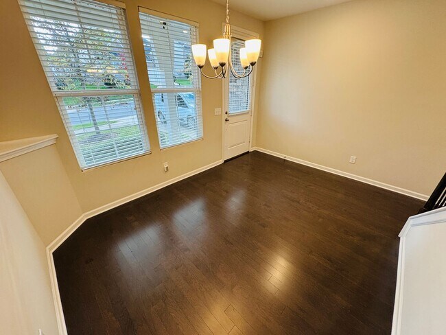 Building Photo - FOR LEASE - 3 bed, 2.5 bath, 1679 sqft townhome