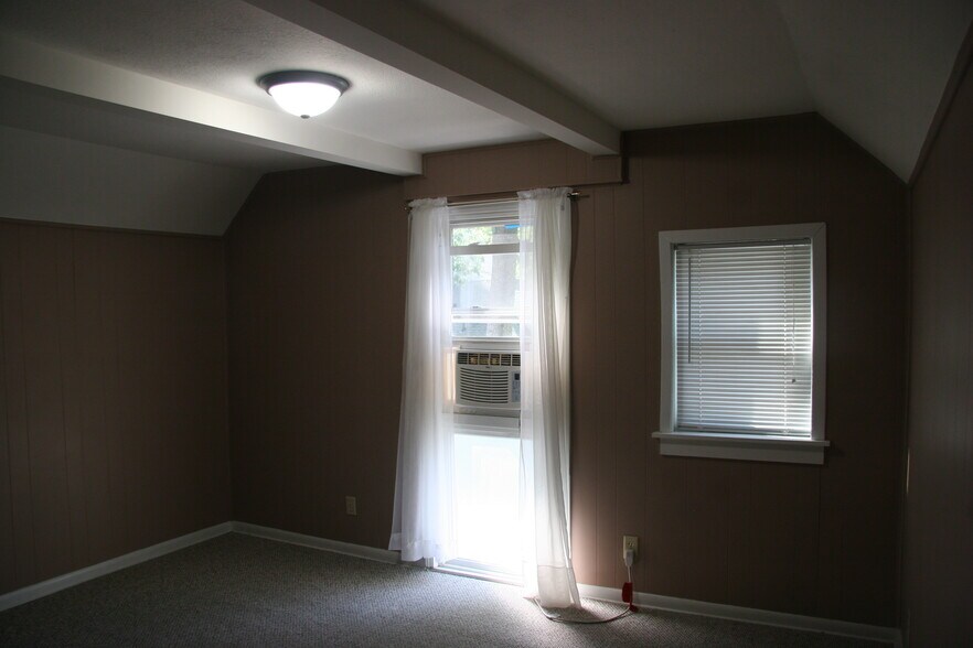 Building Photo - 491 Robinson St