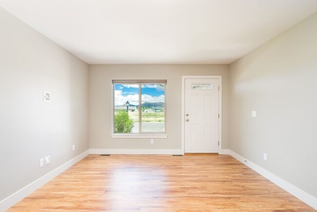 Building Photo - 4 Bedroom Townhome in River Pointe Subdivison