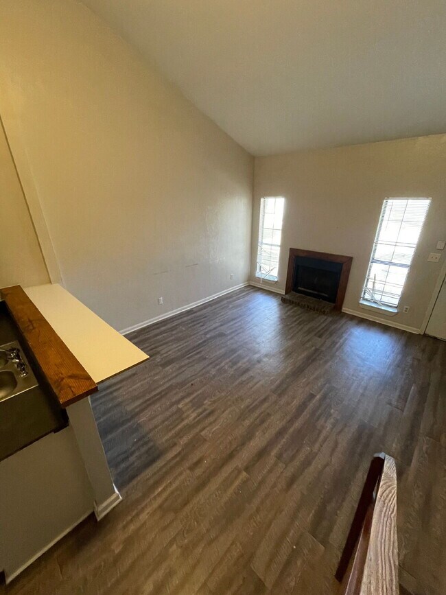 Building Photo - Affordable 2/1 Off Ocala