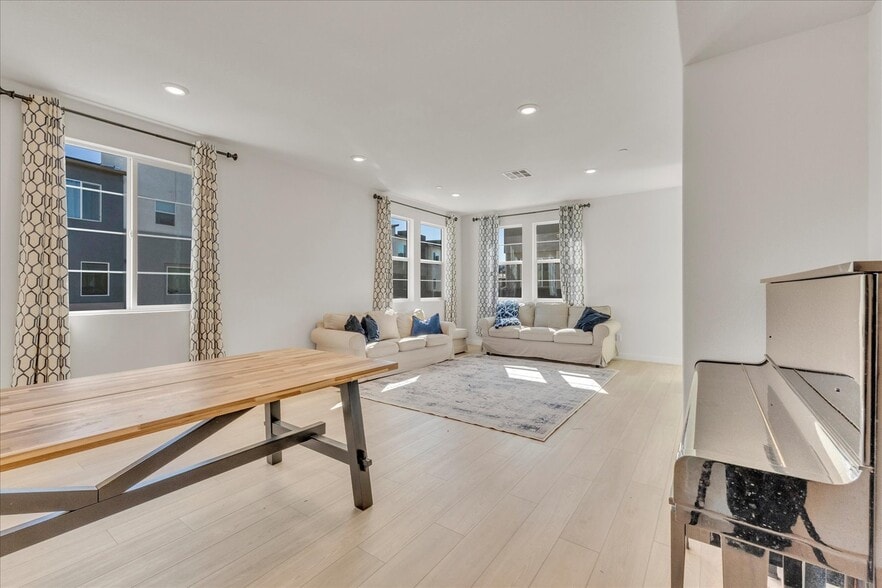 Building Photo - 27116 Valley Oak Pl