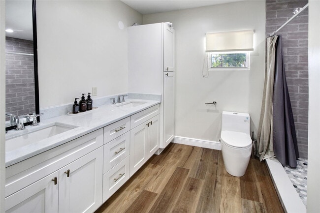 Building Photo - 211 SE 16th Ave