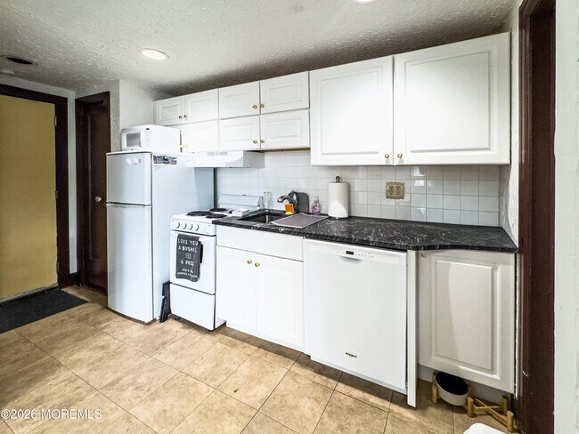 Building Photo - 17-19 Leroy Pl