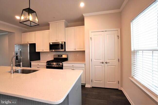 Building Photo - 125 Dragon Dr