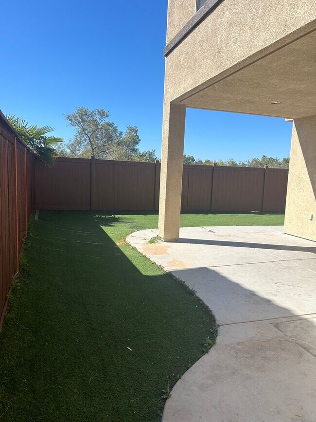 Building Photo - 4BR/2.5BA Townhouse with a view