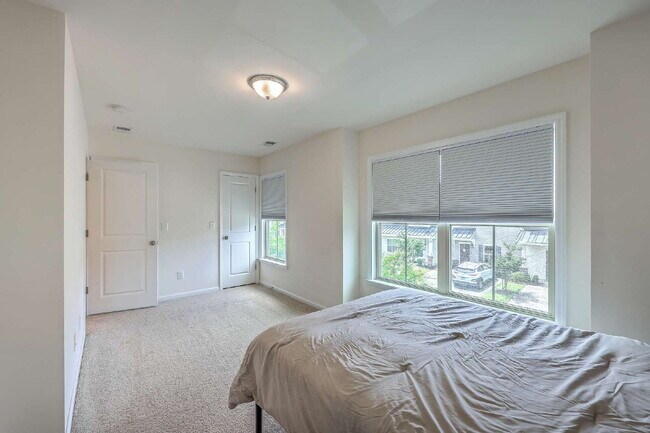 Building Photo - 432 Viceroy Ln