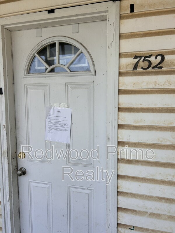 Building Photo - 752 Park Ave