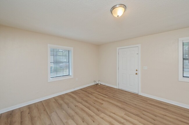Building Photo - Cozy duplex in the heart of Niceville!