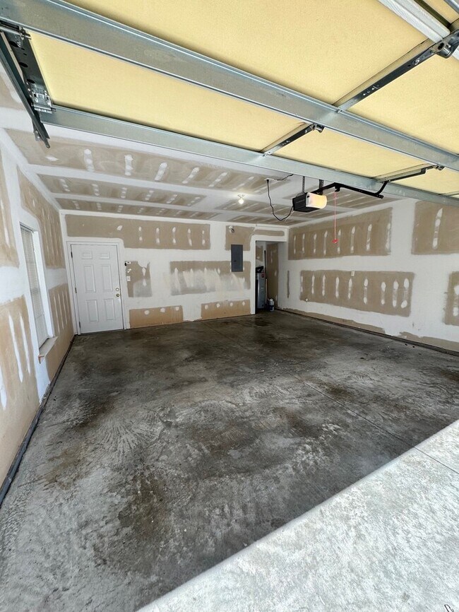 Building Photo - Move-in ready 2-bedroom, 2-bath end-unit t...